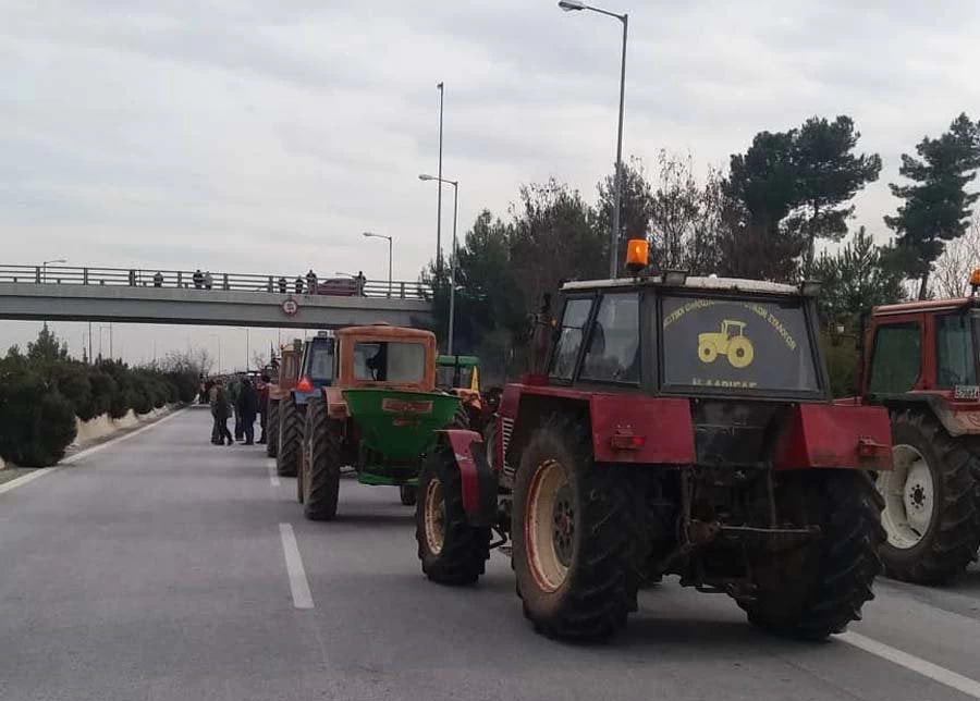 Κινητοποιήσεις αγροτών: Κλειστή η μία λωρίδα κυκλοφορίας στον κόμβο της Νίκαιας – Δείτε τις εικόνες